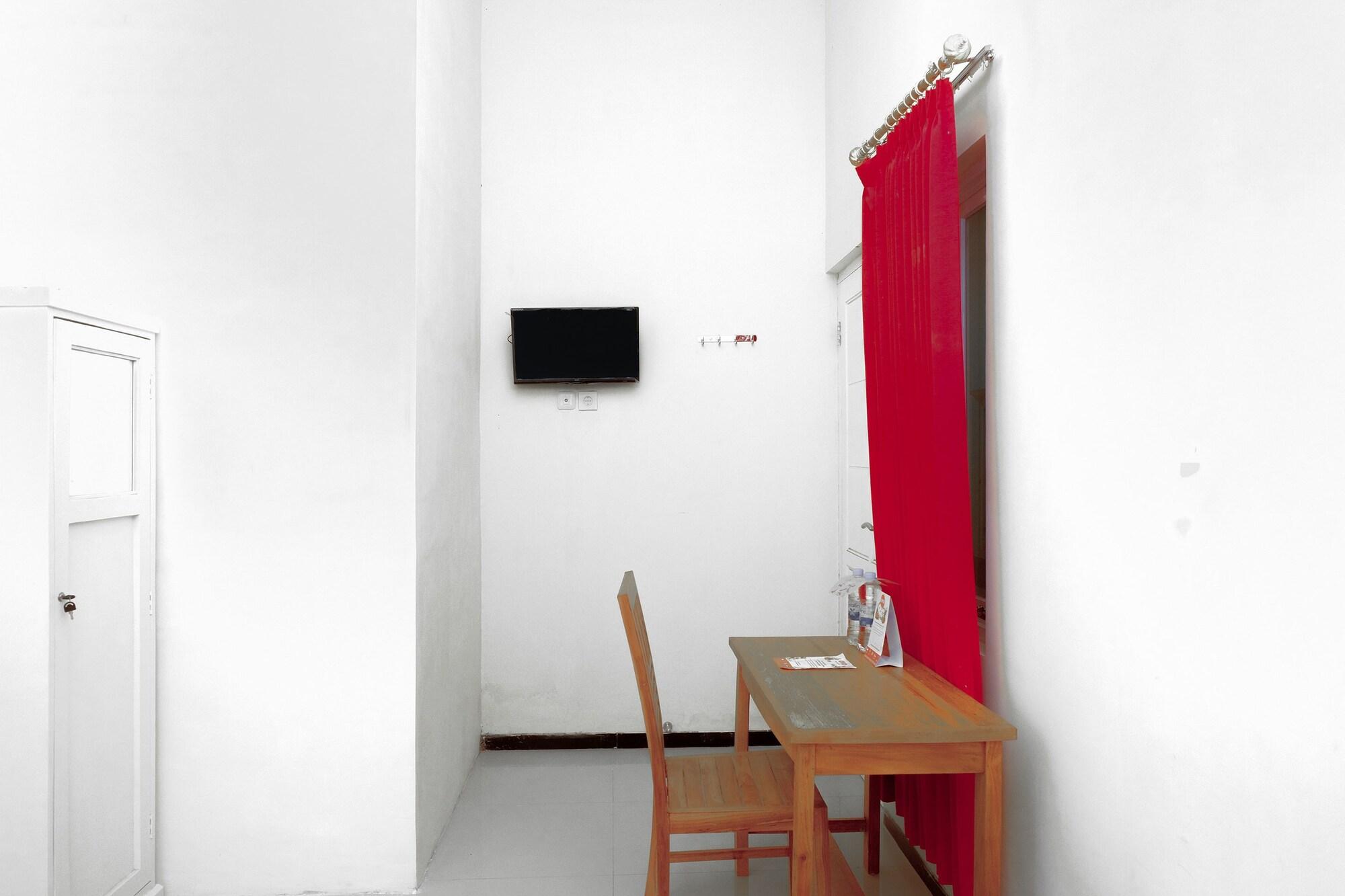 Oyo 314 Emas 23 Guest House Syariah Malang Exterior photo