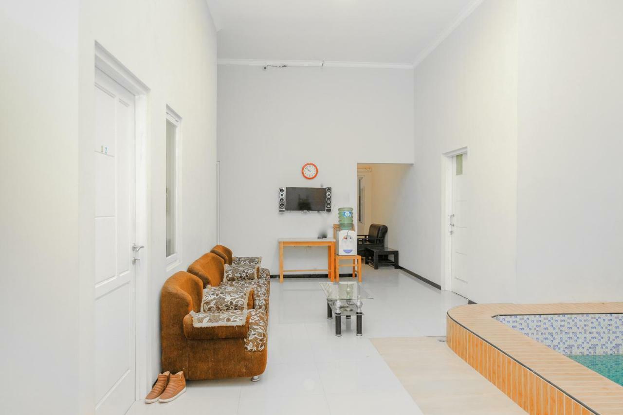 Oyo 314 Emas 23 Guest House Syariah Malang Exterior photo