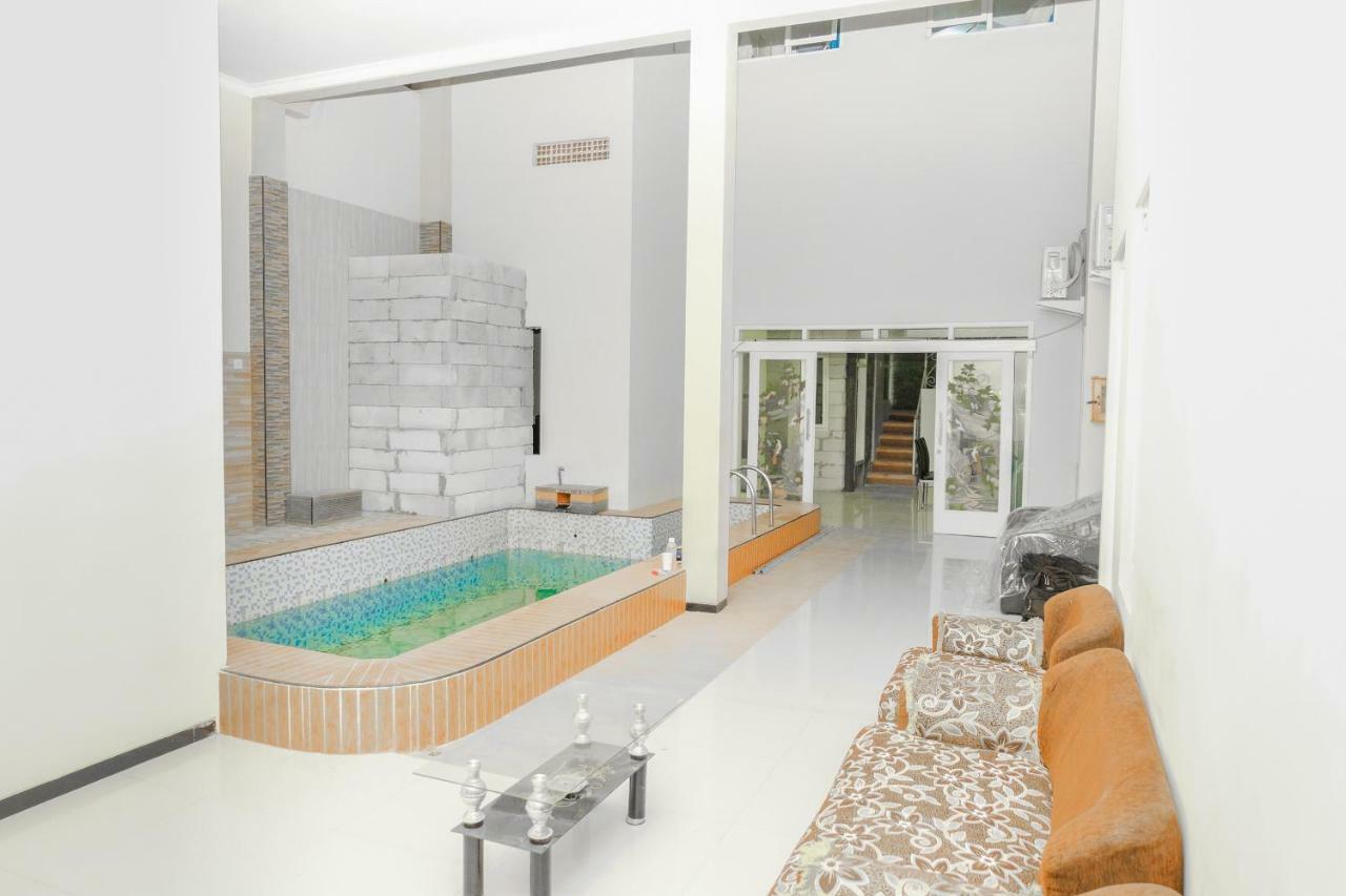 Oyo 314 Emas 23 Guest House Syariah Malang Exterior photo